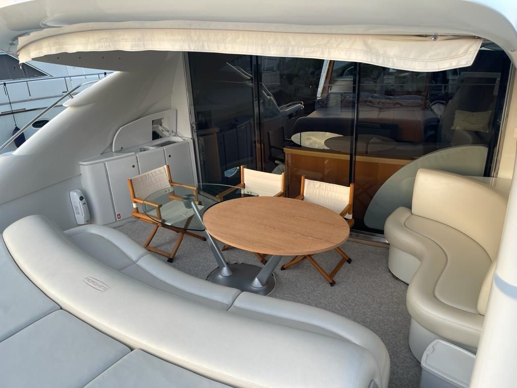 2005 Pershing 76 