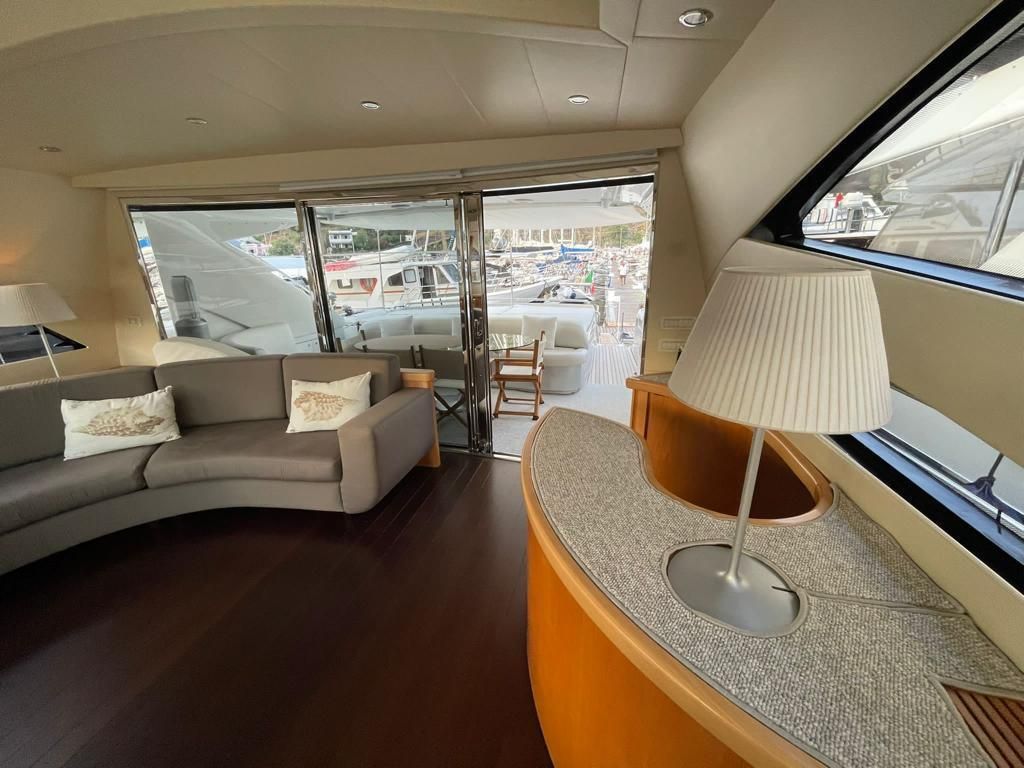 2005 Pershing 76 