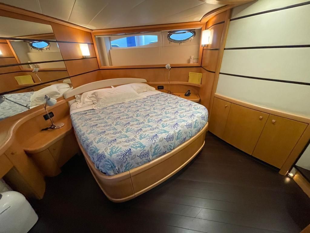 2005 Pershing 76 