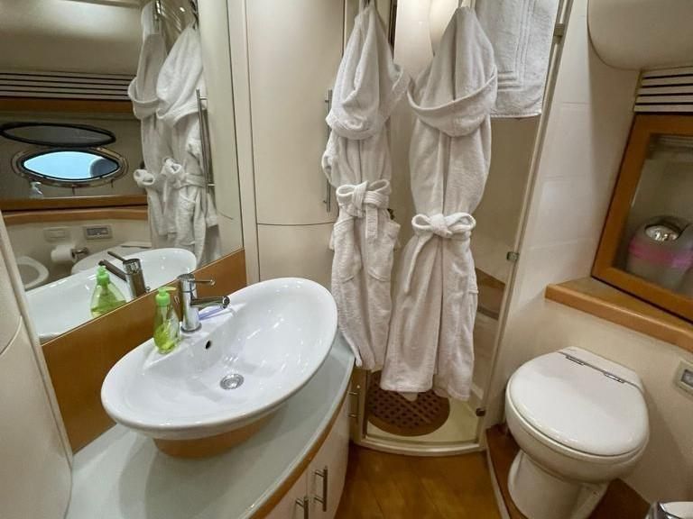 2005 Pershing 76 