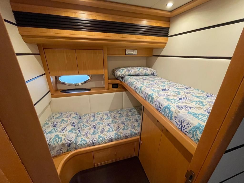 2005 Pershing 76 