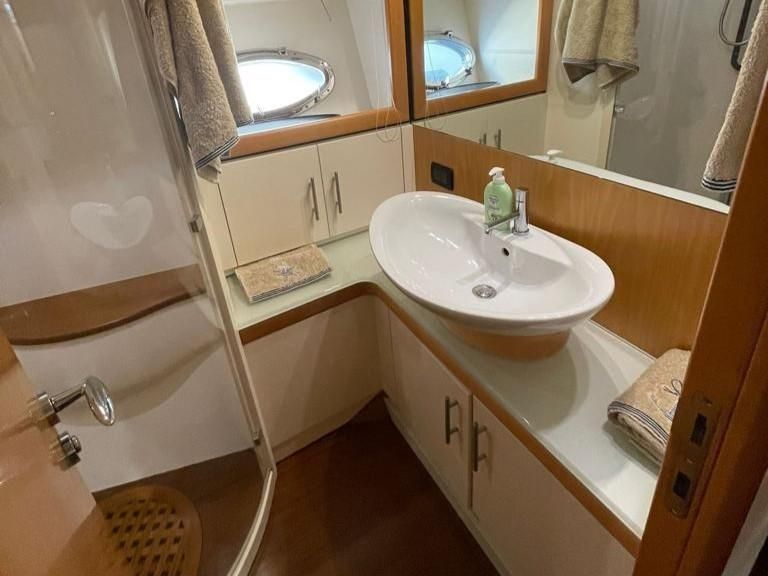 2005 Pershing 76 