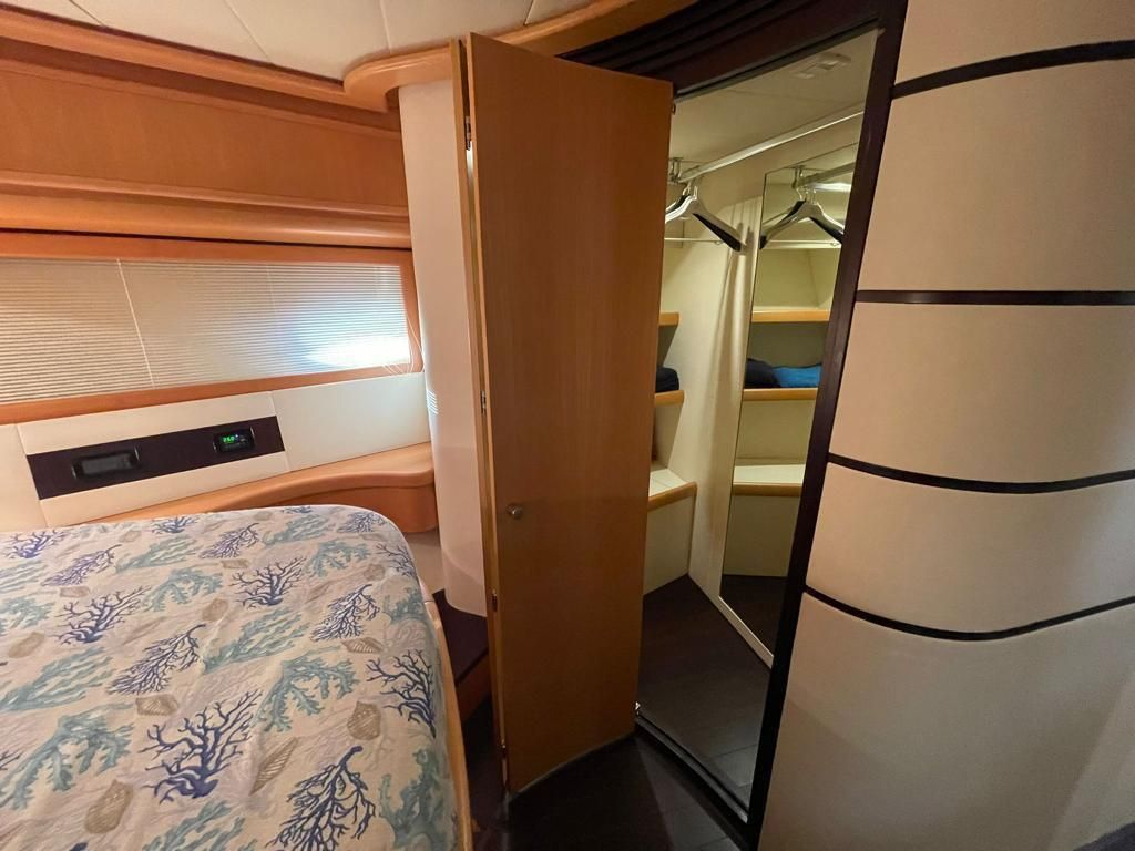 2005 Pershing 76 