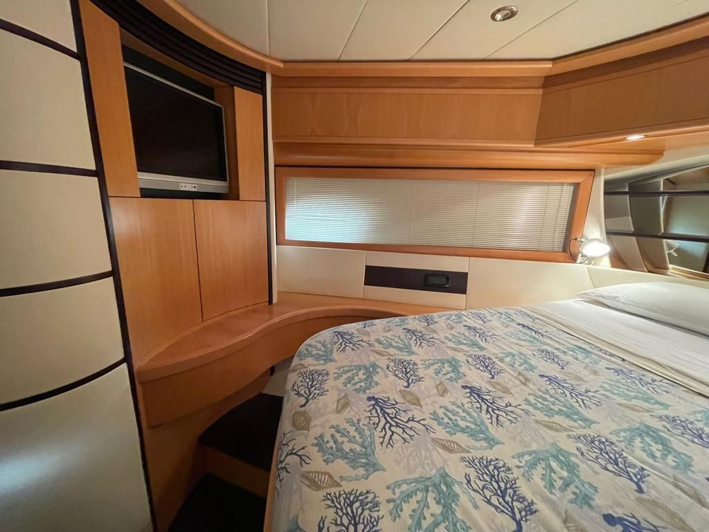 2005 Pershing 76 