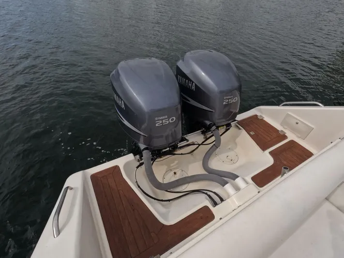  Yacht Photos Pics 2006 Pursuit 34 Drummond Island Runner - Image 8