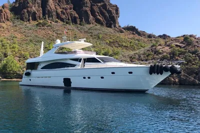 Ferretti Yachts 830