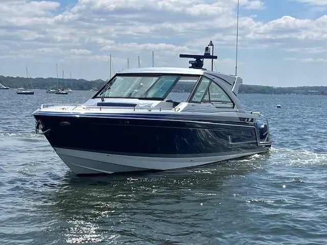  Yacht Photos Pics 2022 Formula 400 Super Sport Crossover boat on water.