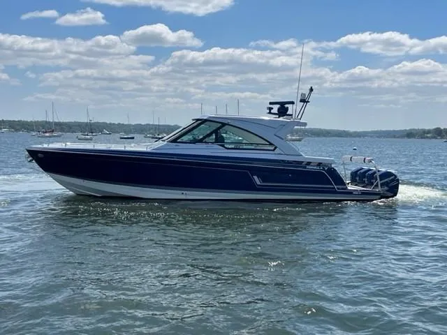  Yacht Photos Pics 2022 Formula 400 Super Sport Crossover boat cruising on a sunny day.