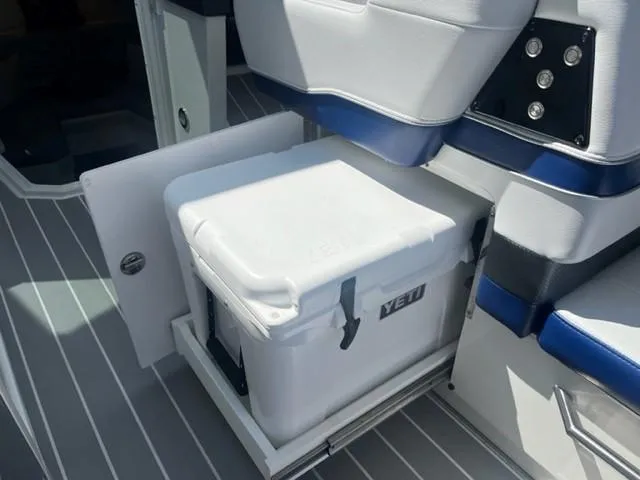  Yacht Photos Pics Built-in cooler storage on 2022 Formula 400 Super Sport Crossover boat.