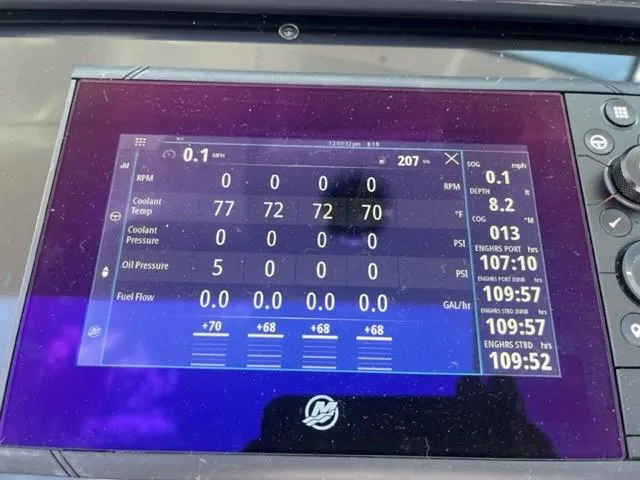  Yacht Photos Pics Dashboard display of a 2022 Formula 400 Super Sport Crossover boat.