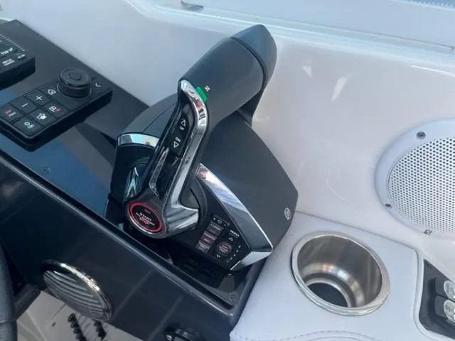  Yacht Photos Pics 2022 Formula 400 Super Sport Crossover throttle control and dashboard.