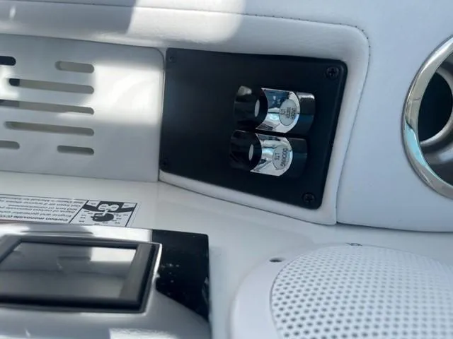  Yacht Photos Pics Control panel of 2022 Formula 400 Super Sport Crossover boat.