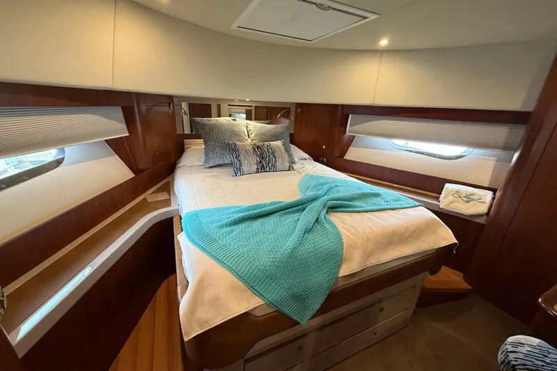 Habibi Yacht Photos Pics Luxurious cabin interior of 2017 Belize 54 Daybridge yacht with cozy bed and elegant decor.