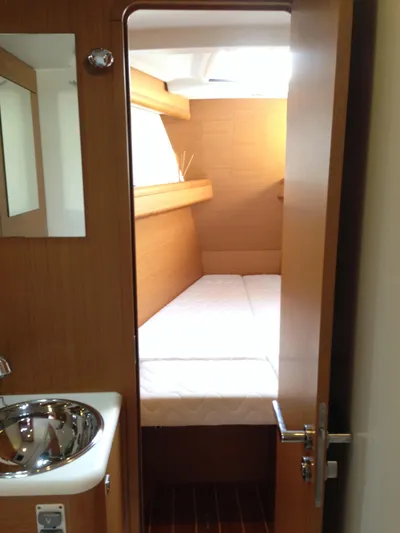  Yacht Photos Pics Fwd V-Birth or Crew Quarters