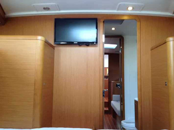  Yacht Photos Pics Hanging Lockers & TV