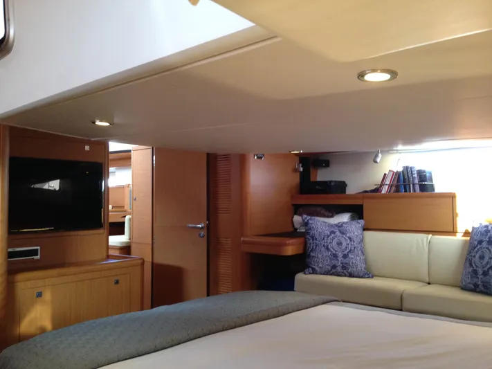  Yacht Photos Pics Looking Fwd from Aft of bed