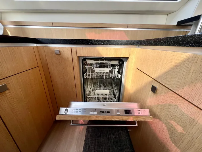 Rogue Yacht Photos Pics 