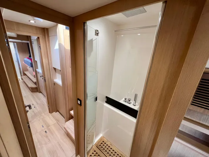 Rogue Yacht Photos Pics 