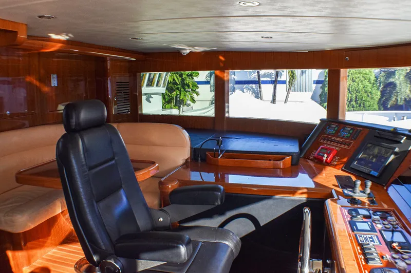 Magic Moments Yacht Photos Pics PILOT HOUSE