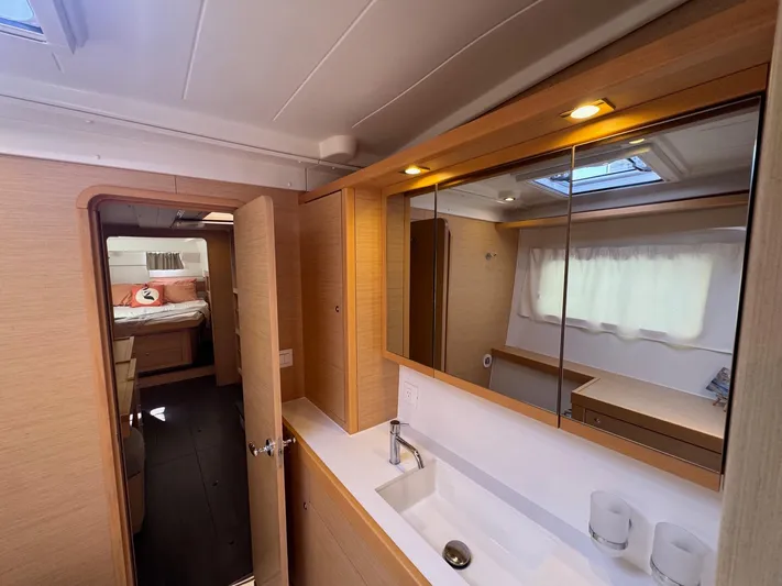 Serenity Yacht Photos Pics Interior of 2016 Lagoon 400 S2 yacht featuring a modern bathroom and cozy bedroom.