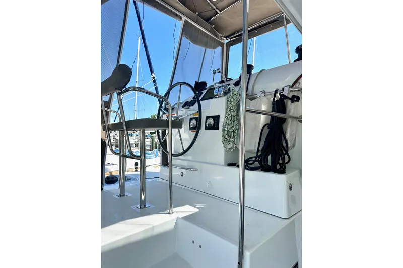 Serenity Yacht Photos Pics 2016 Lagoon 400 S2 yacht helm with ropes and steering wheel.