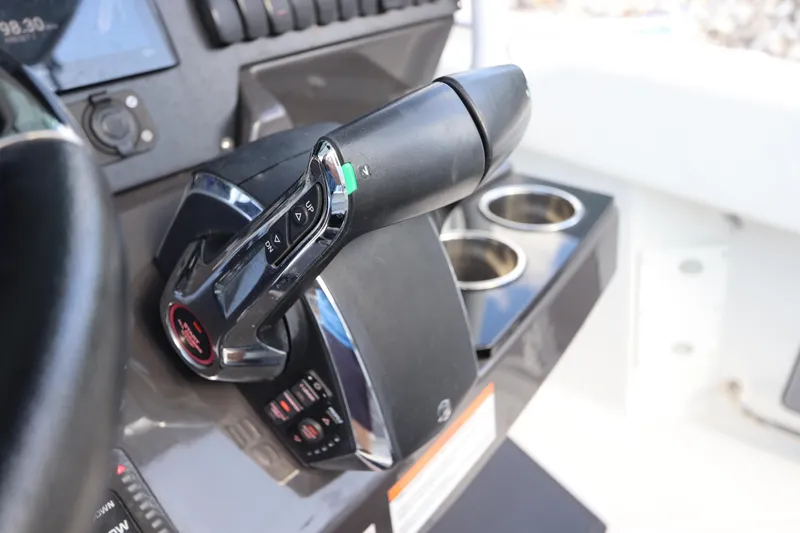  Yacht Photos Pics Throttle control of 2023 Blackfin 272 CC boat, featuring modern design and dual cup holders.