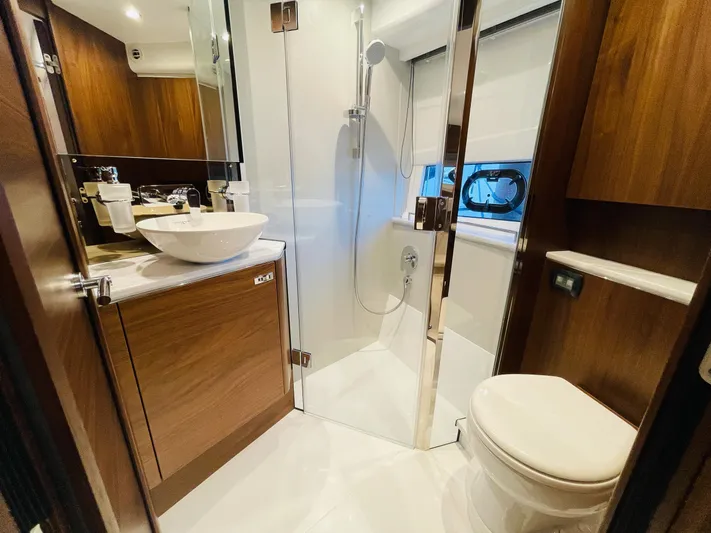 V50775 Yacht Photos Pics 