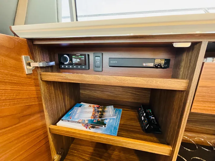 V50775 Yacht Photos Pics 