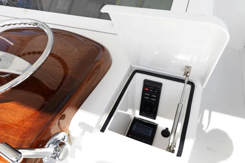 Lysea Lu Yacht Photos Pics Garmin autopilot control and Garmin remote keypad