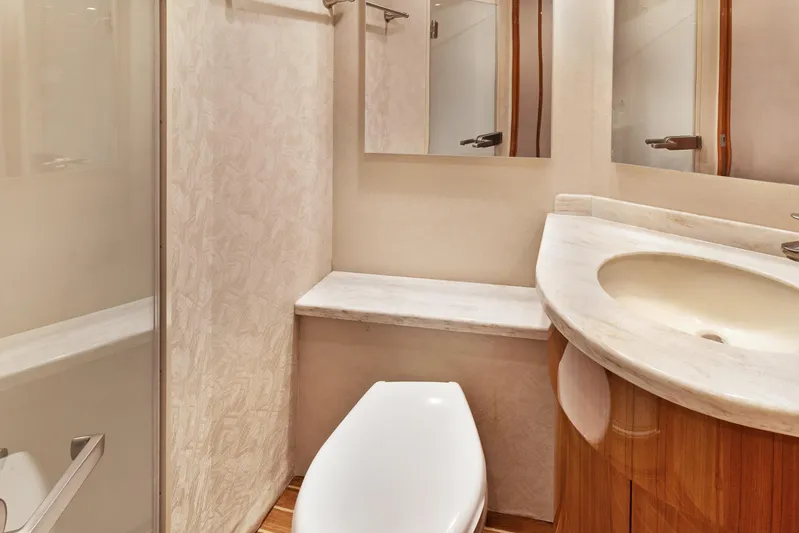 Lysea Lu Yacht Photos Pics Day/bunk room head