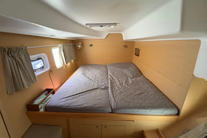 Toucan Deux Yacht Photos Pics Interior cabin of a 2004 Lagoon 380 catamaran with a cozy double bed.