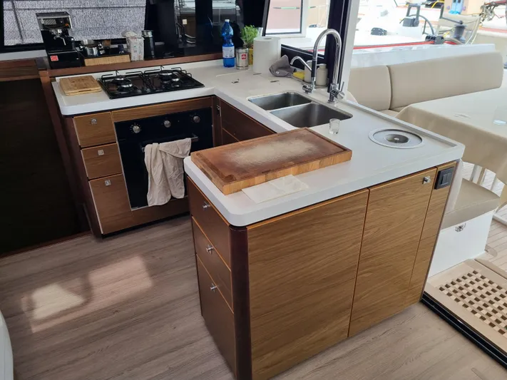  Yacht Photos Pics Nautitech Open 46 - 2020 - Intérieur - Carré - Cuisine