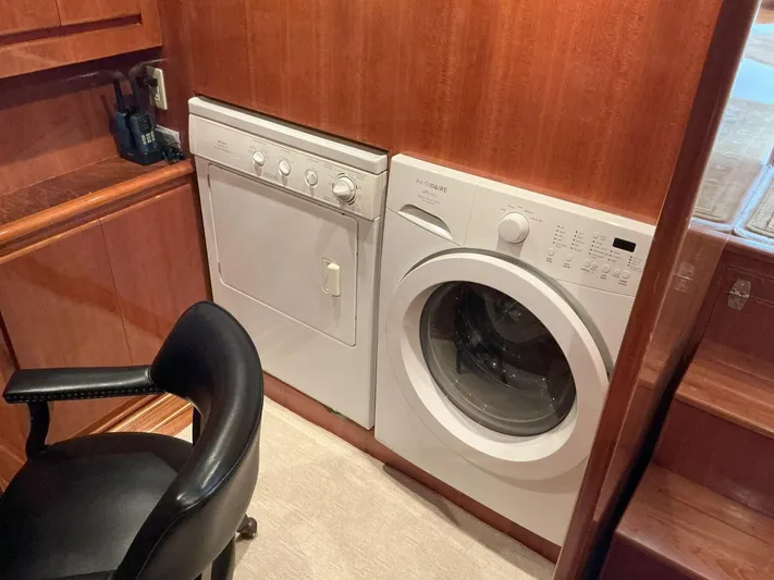 Jamis Lee Yacht Photos Pics 