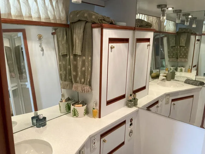 Jamis Lee Yacht Photos Pics 