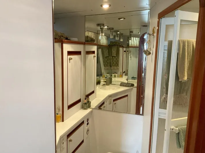 Jamis Lee Yacht Photos Pics 