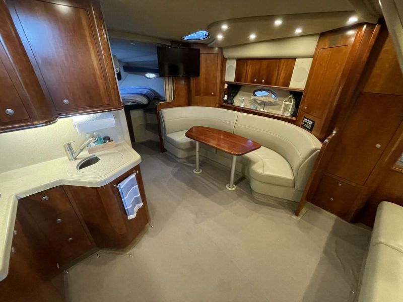 2006 Cruisers Yachts 370 Express