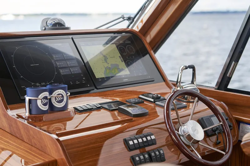 Daychaser 48 Yacht Photos Pics Navigation Equipment