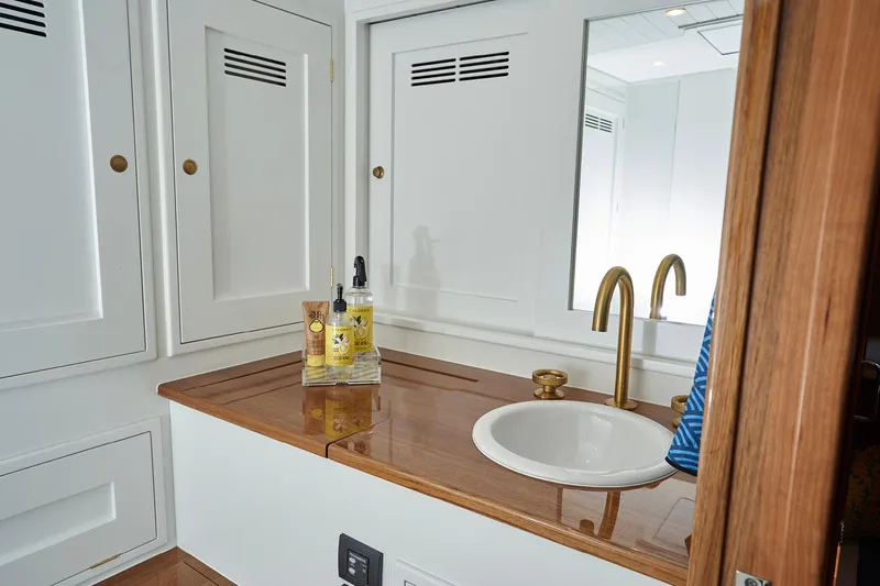 Daychaser 48 Yacht Photos Pics Head