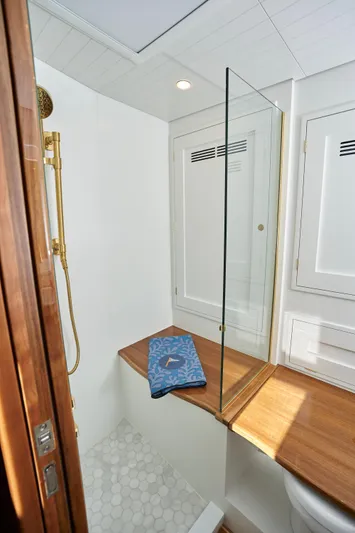 Daychaser 48 Yacht Photos Pics Shower