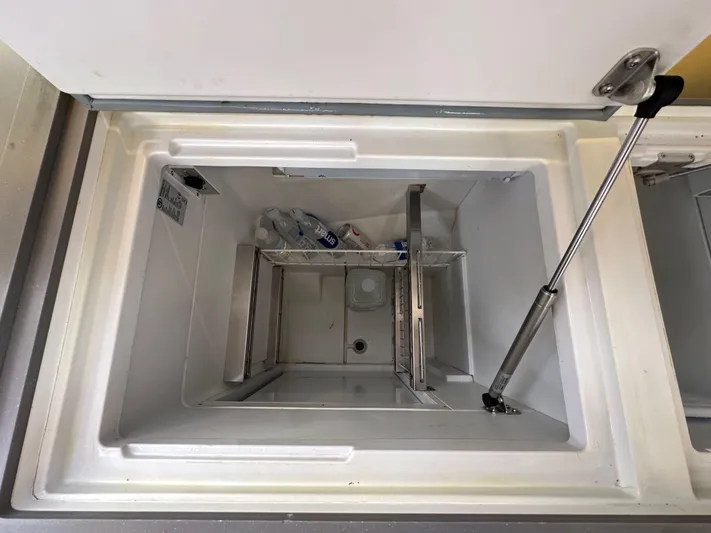 Dynemite II Yacht Photos Pics 