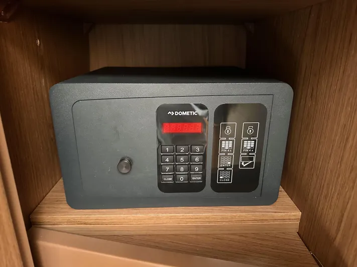 Dynemite II Yacht Photos Pics 