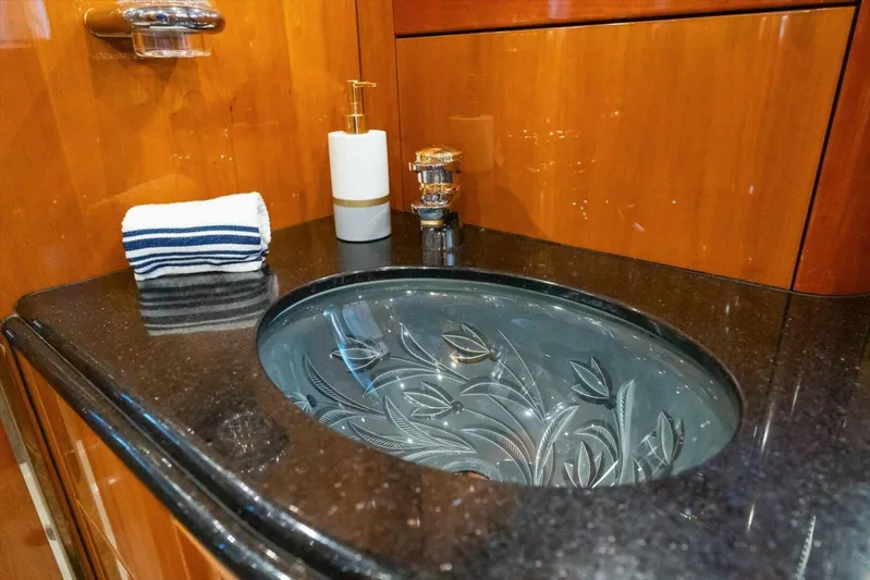 Vanguard Yacht Photos Pics 2005 Sunseeker 82 Yacht - Image 37