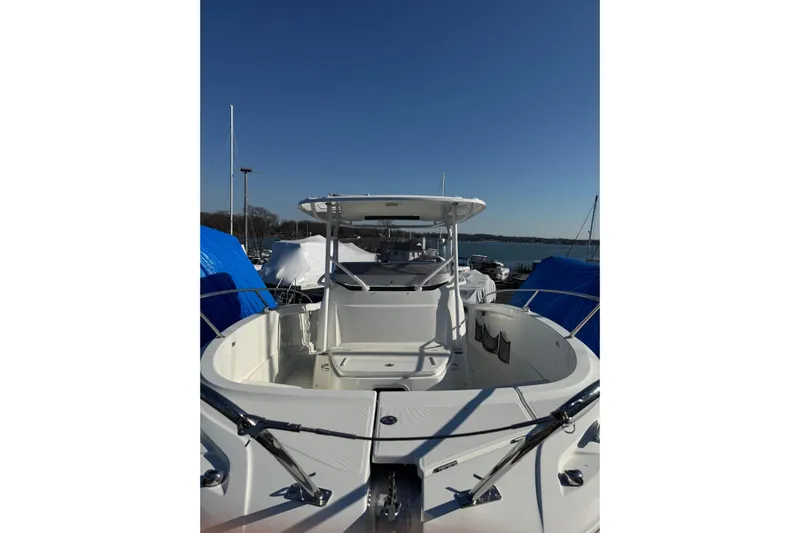 Jeanneau Leader 9.0 Cc Yacht Photos Pics 2019 Jeanneau Leader 9.0 CC boat docked under clear blue sky.