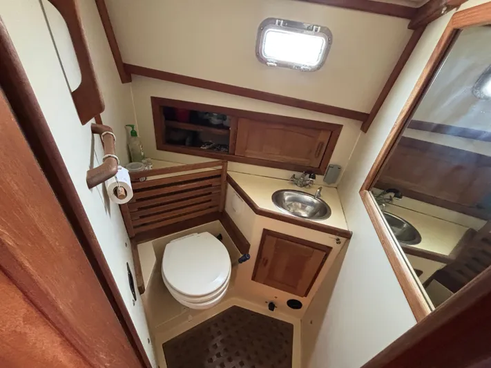 Pacific Seacraft Crealock 37 Yacht Photos Pics Bathroom interior of 1995 Pacific Seacraft Crealock 37 sailboat, featuring sink and toilet.