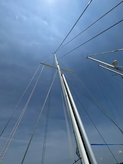 Pacific Seacraft Crealock 37 Yacht Photos Pics Mast and rigging of 1995 Pacific Seacraft Crealock 37 sailboat against a cloudy sky.
