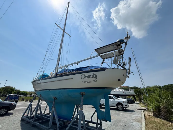 Pacific Seacraft Crealock 37 Yacht Photos Pics Sailboat Pacific Seacraft Crealock 37, 1995 model, on a stand in a sunny marina.