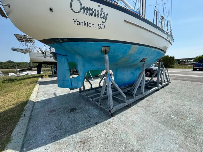 Pacific Seacraft Crealock 37 Yacht Photos Pics 1995 Pacific Seacraft Crealock 37 sailboat on stands, Yankton, SD, blue hull.