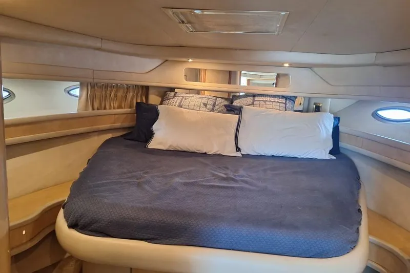 2000 Sea Ray 460 Sundancer @ Ixtapa Yacht Photos Pics Luxurious cabin interior of 2000 Sea Ray 460 Sundancer yacht with cozy bedding.
