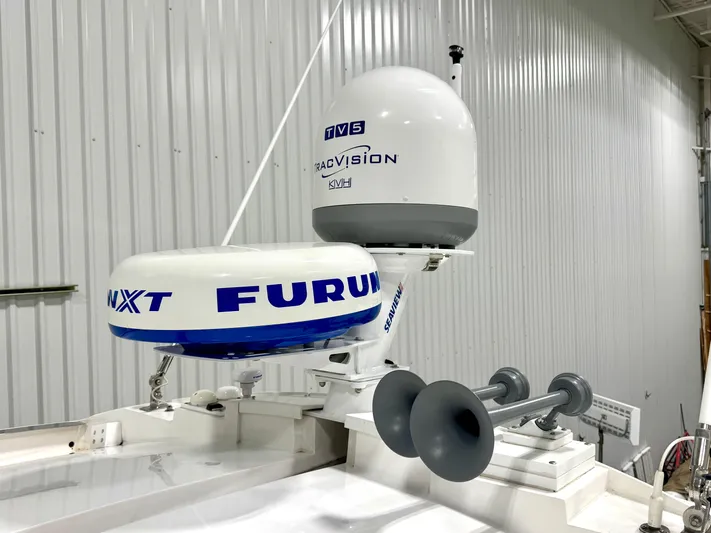 Motivation Yacht Photos Pics Hardtop Equipment - Furuno Radar & KVH TV5 SAT TV System