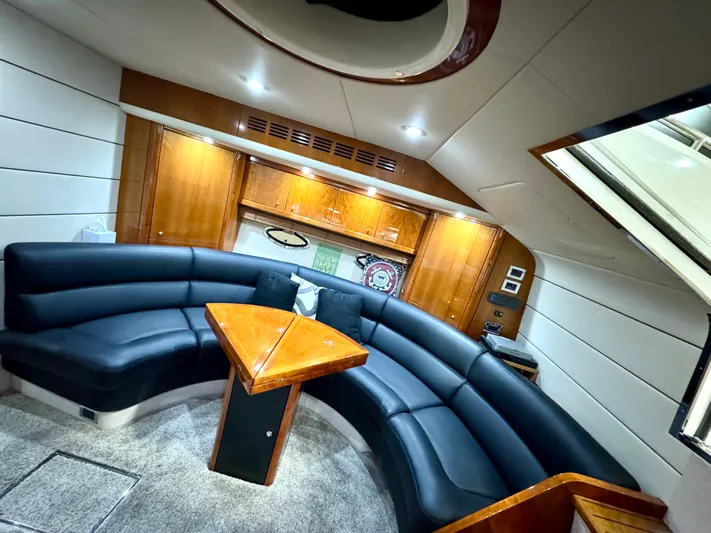 Motivation Yacht Photos Pics U-Shaped Dinette Seating
